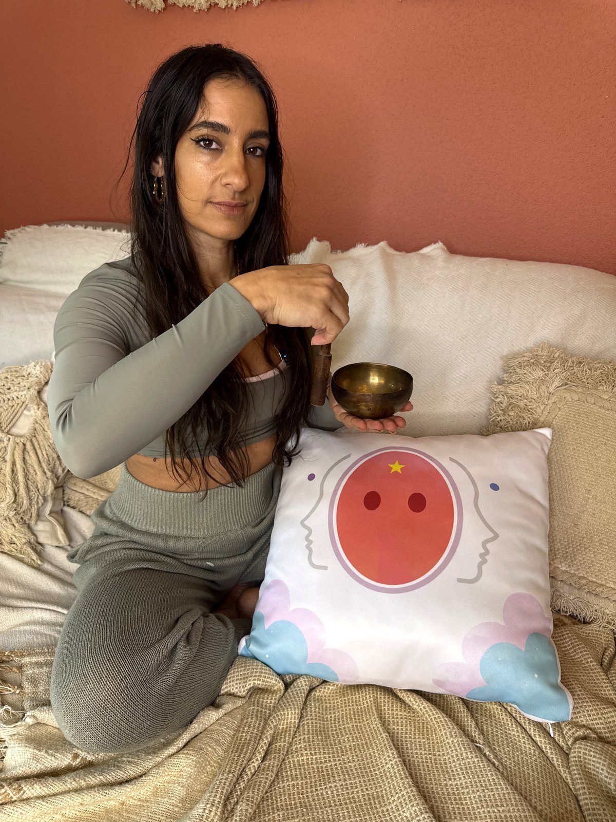 Sheila, embajadora de Zeøna, con un cuenco tibetano y la Almohada Aura
