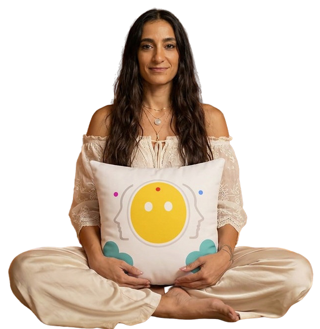 Sheila, embajadora de Zeøna, sentada con la Almohada Essential en el regazo