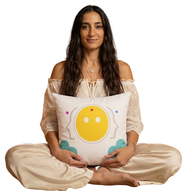 Sheila, embajadora de Zeøna, sentada con la Almohada Essential en el regazo